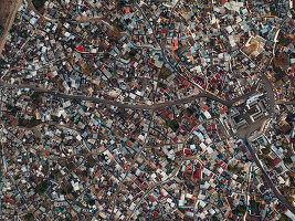 Luftaufnahme von Harar Jugol, einer alten Stadt bei Sonnenaufgang mit bunten Dächern und dicht bevölkerten Straßen, Feres Megala, Harari, Äthiopien.