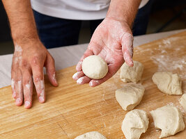 Teig für Brötchen rundschleifen