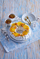 Pavlova-Kranz mit kandierten Zitrusfrüchten und Pistazien