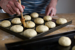 Mini-Buns mit Fett bepinseln