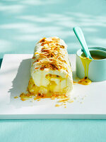 Gerollte Pavlova mit Passionsfrucht-Curd