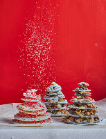 Zweierlei Schokoladen-Weihnachtsbäume mit Nüssen und Bonbons