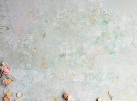 Rosa Rosenblüten auf marmoriertem Untergrund