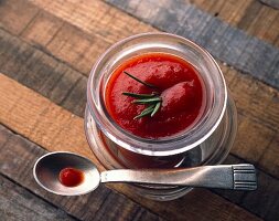 Tomatensauce mit Rosmarin in einem Glasschälchen