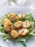 Sautéed scallops with ginger and leeks