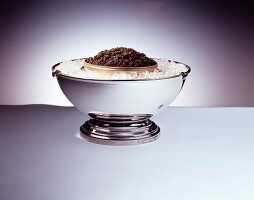 Kaviar auf Eis in einer Silber-Schüssel