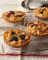 Kleine Tartes mit Quitten und Brombeeren