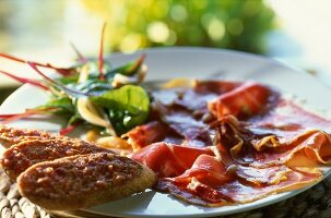 Rohschinken und Crostini mit Tapenade