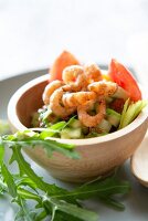 Garnelensalat mit Rucola in einem Holzschälchen