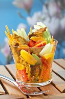 Curryhühnchen mit fruchtigem Salat im Glas