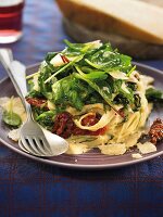 Tagliatelle mit Parmesan, getrockneten Tomaten und Spinat (vegetarisch)