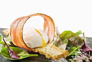 Revisited salad from Lyon with crisp streaky bacon and soft-boiled egg