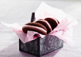 Schokoladen-Whoopies mit Himbeerfüllung