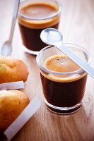 Zwei Gläser Espresso mit Madeleines