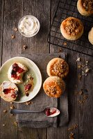 Müsli-Scones mit Himbeermarmelade und Sahne