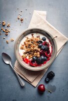 Fromage blanc mit Müsli und frischen Waldfrüchten