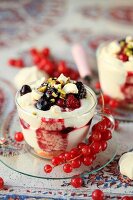 Mascarponecreme mit roten Beeren und Baisergebäck im Glas