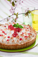 Meringue tart with red currants