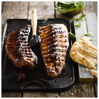 Grilling and caramelizing spicy spare ribs