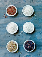 Verschiedene Reissorten in Schälchen