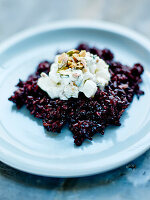 Schwarzer Reis mit Rübchen in Sahne und Pistazien