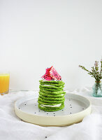 Spinatpfannkuchen mit Tondo di Chioggia und saurer Sahne (vegetarisch)