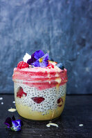 Schichtdessert mit Himbeeren, Macadamiabutter, Kokosmilch und Chia (vegan)