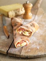 Pizzarolle mit Schinken-Käse-Füllung