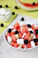 Salat mit Wassermelone, Feta und schwarzen Oliven