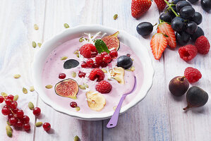 Fruit Bowl mit Waldfrüchten, Trauben und Feigen