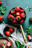 Stillleben mit Erdbeeren in einem Stieltopf aus Kupfer