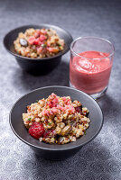 Veganer Quinoasalat mit Cranberries und Kürbiskernen, Rote-Bete-Hummus