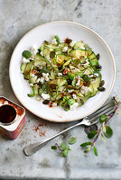 Zucchinisalat mit Feta, Kürbiskernen, Pfefferminze und Espelette-Pfeffer