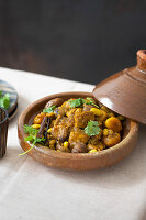 Puten-Tajine mit Kastanien und Trockenfrüchten