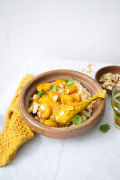 Tajine mit Huhn und getrockneten Aprikosen.