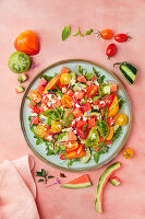 Wassermelonensalat mit bunten Tomaten und Gurken