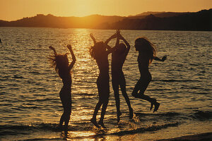 Vier Mädchen am Strand, Korsika, Frankreich