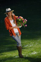 Junge Frau mit einem Strauß Tulpen, Brannenburg, Oberbayern, Bayern, Deutschland