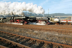 Rennen zweier Dampflokomotiven beim Eisenbahnfestival, Hausach, Baden Württemberg, Deutschland