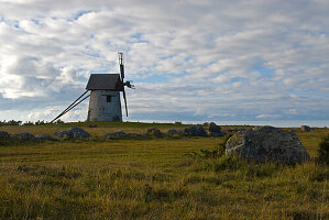 Küstenlandschaft mit Windmühle in der Nähe von Hemse, Gotland, Schweden, Skandinavien, Europa