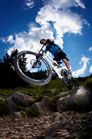 Mountainbiker im Sprung, Spitzingsee, Bayern, Deutschland