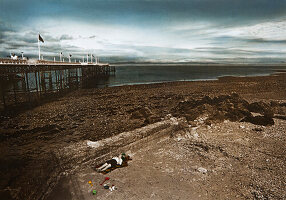 Paignton Pier unter Wolkenhimmel, Paignton, Devon, Südengland, Großbritannien, Europa