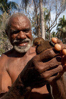 Eliab Wutab mit Jungvogel, Vogel wird auf der Insel Matupit freigesetzt, Tavurvur Vulkan, Rabaul, Ost-Neubritannien, Papua Neuguinea, Melanesien, Pazifik