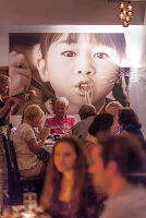 Impression im Restaurant Indomania, Collins Avenue, Art Deco District, South Beach, Miami, Florida, USA