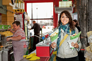 Frau kauft Pommes Frites in einem Imbiss (Friterie du Perron) Lüttich, Wallonien, Belgien