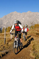 Mountainbiker auf dem Feuerpalven, Watzmann im Hintergrund, Berchtesgadener Land, Oberbayern, Bayern, Deutschland