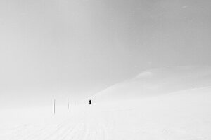 Wanderer im Schneesturm, Käsivarsi, Lappland, Finnland