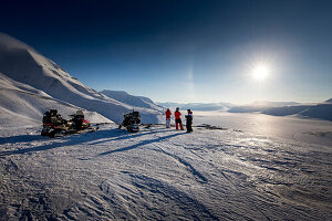 Personen in der winterlichen Landschaft von Spitzbergen mit Schneemobilen, Spitzbergen, Svalbard, Norwegen