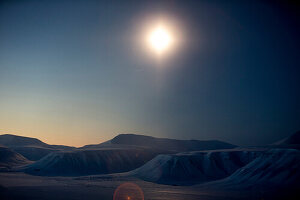 Start der totalen Sonnenfinsternis in Spitzbergen, Svalbard, Norwegen