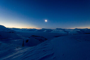 Winterliche Landschaft bei der totalen Sonnenfinsternis auf Spitzbergen, Svalbard, Norwegen